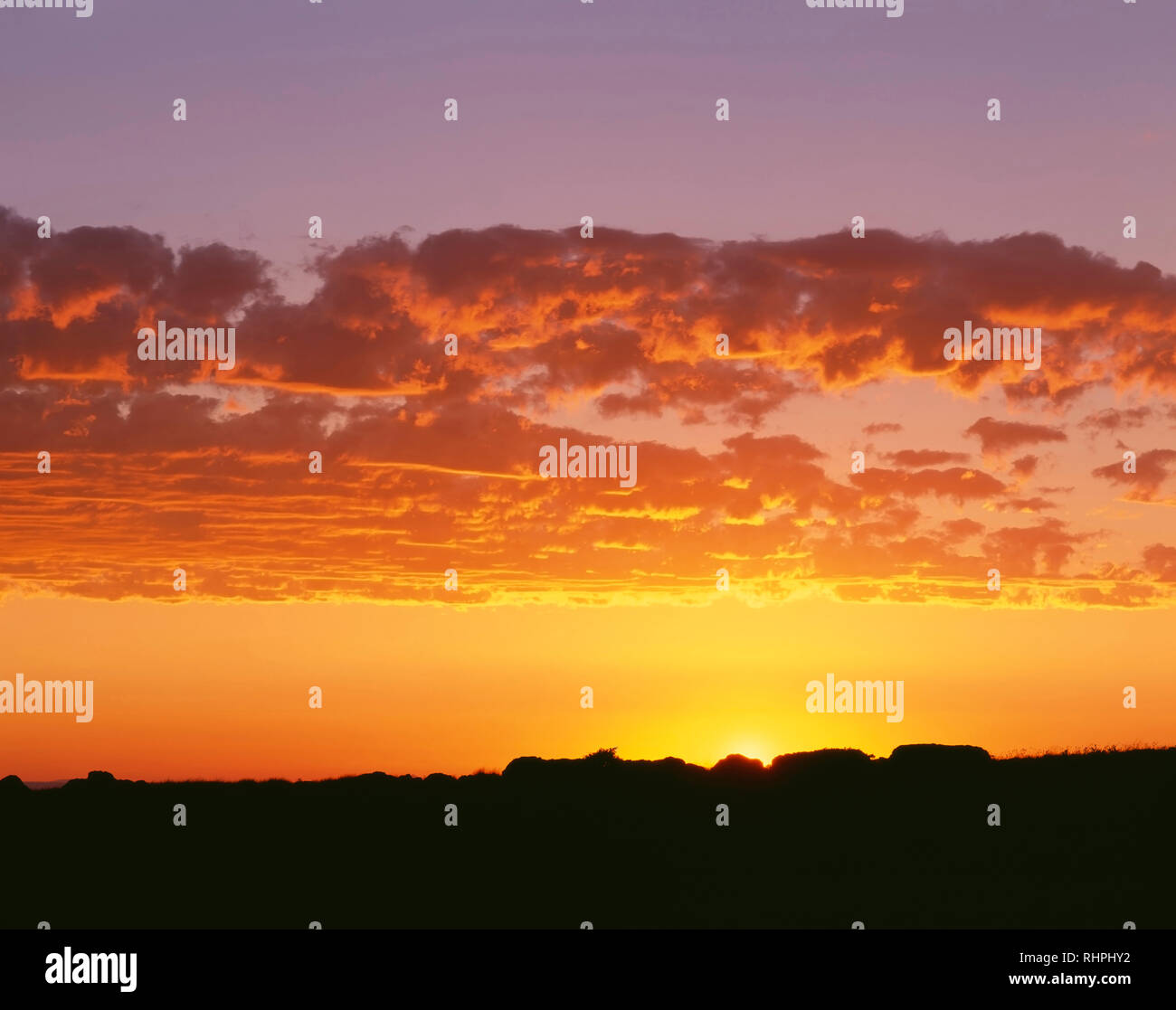 Stati Uniti d'America, Oregon, Steens Mountain Area di protezione, Tramonto arrossa cumulus nuvole sopra poco Blitzen Gorge. Foto Stock