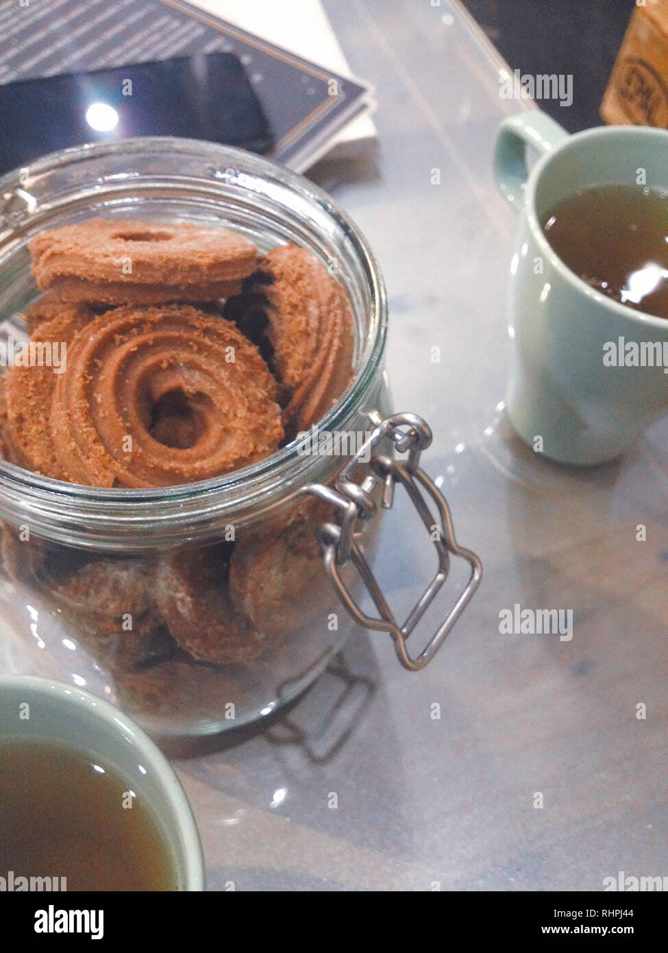 Barattolo di biscotti e una tazza di tè Foto Stock
