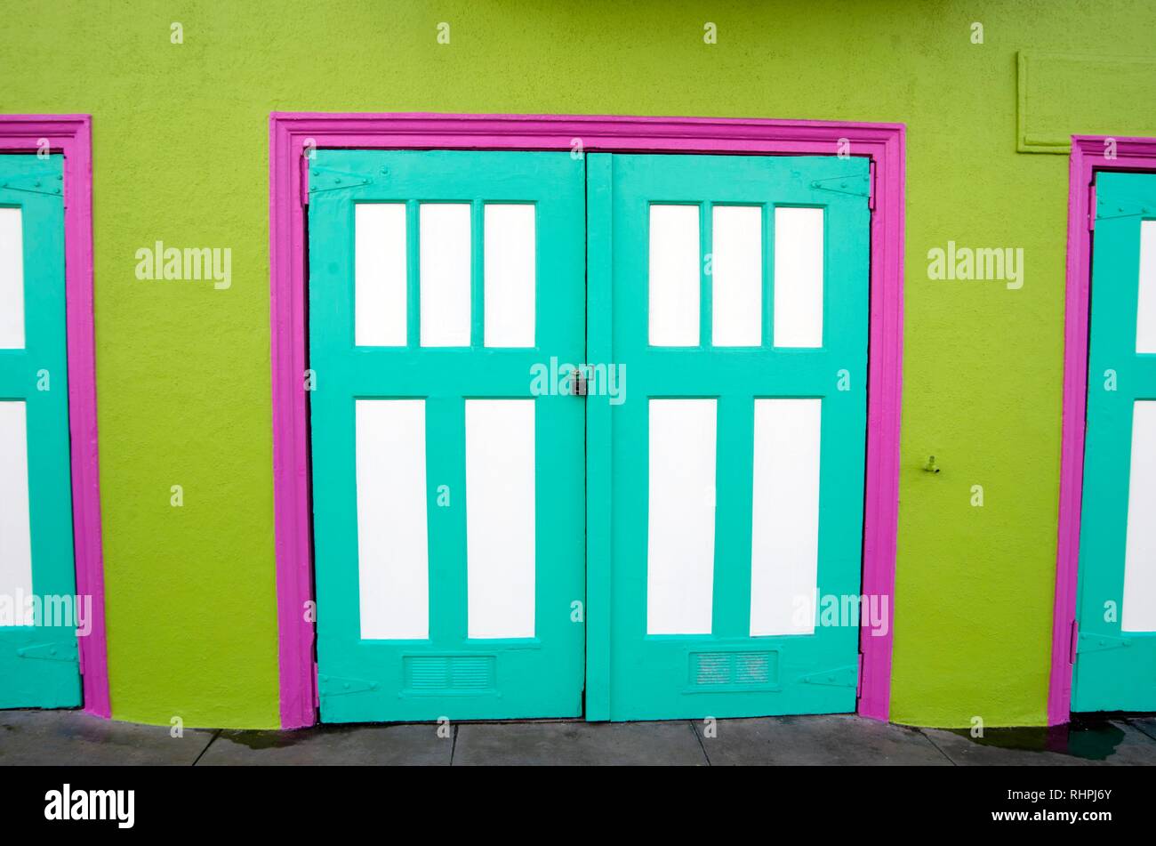 Questo edificio di appartamenti in San Francisco è dipinto in colori luminosi che sono inizialmente scioccante, ma si completino a vicenda. Foto Stock