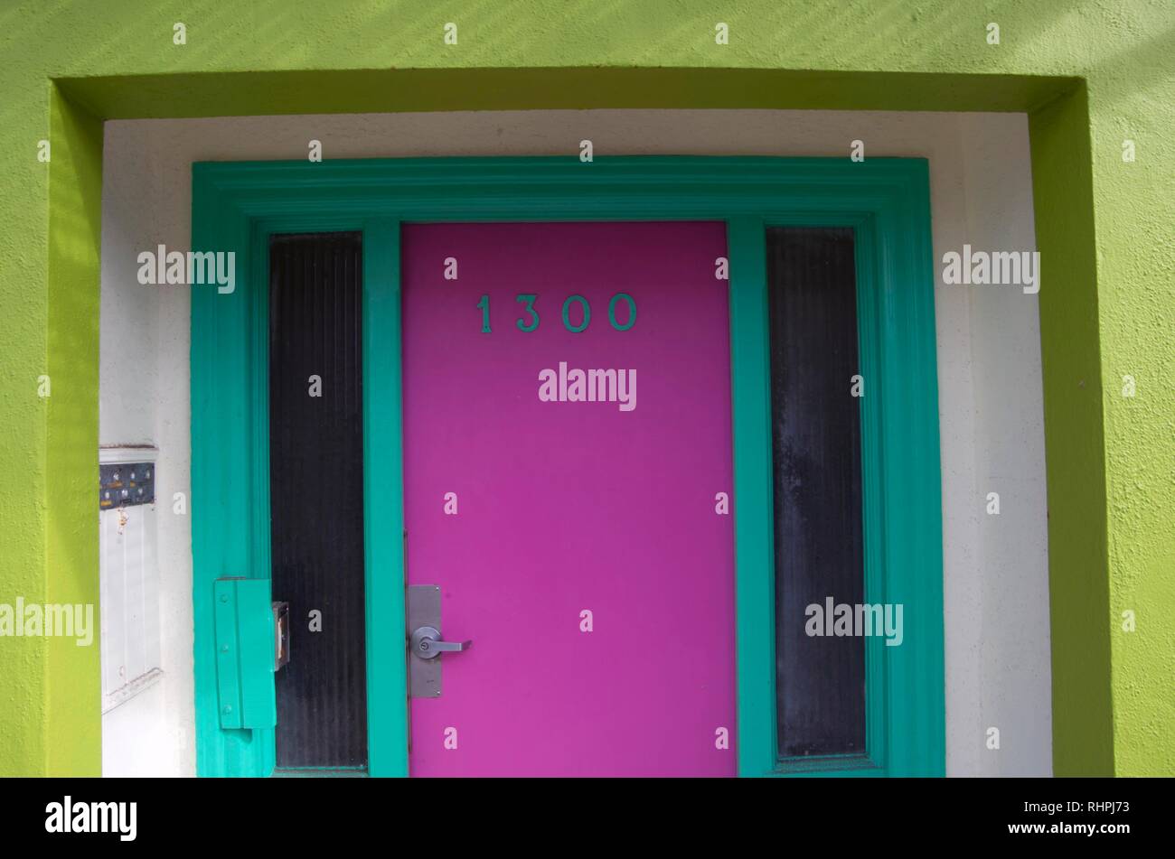 Questo edificio di appartamenti in San Francisco è dipinto in colori luminosi che sono inizialmente scioccante, ma si completino a vicenda. Foto Stock