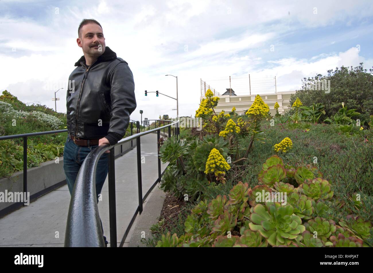 Un uomo modelli a Langlitz pelle Giubbotto imbottito ha vinto da Ebay. Langlitz è basata a Portland, O. Foto Stock