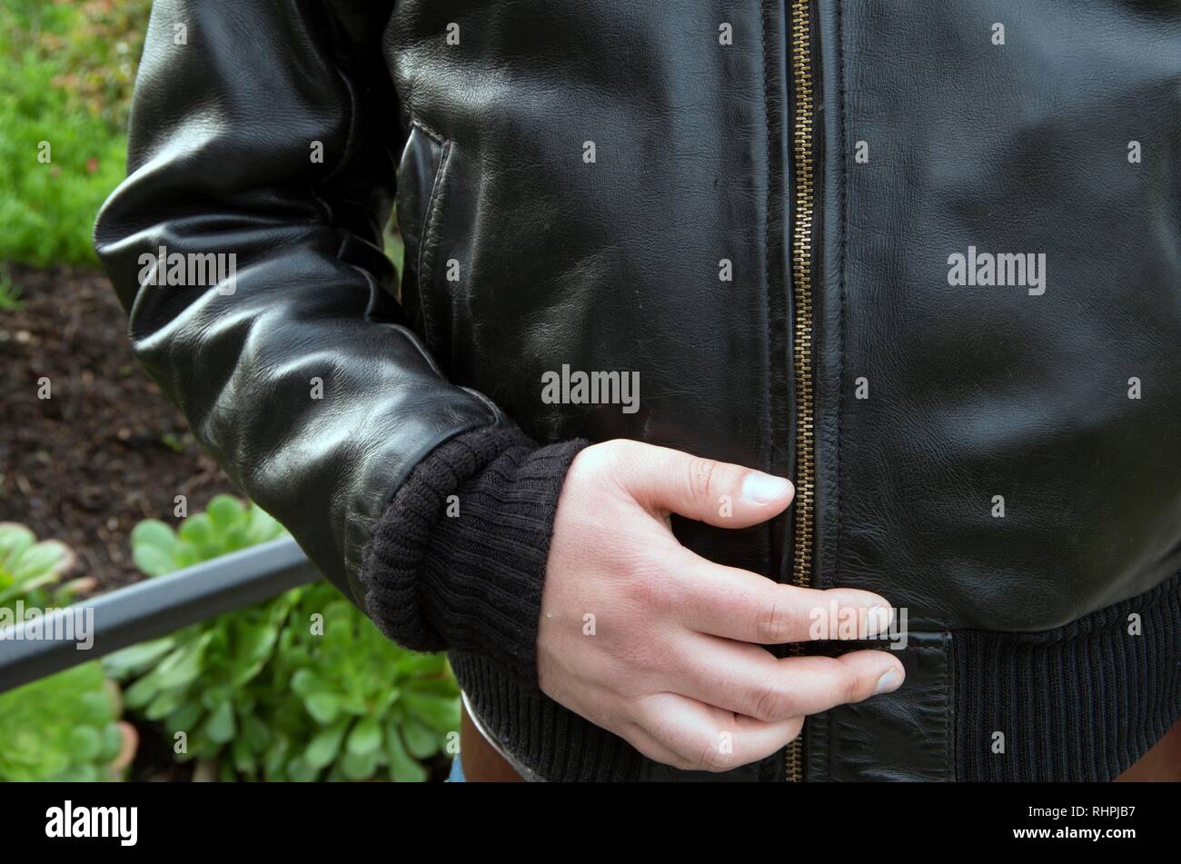 Un uomo modelli Langlitz la sua giacca di pelle, che proveniva da un'asta  Ebay. Langlitz è basata a Portland, O Foto stock - Alamy