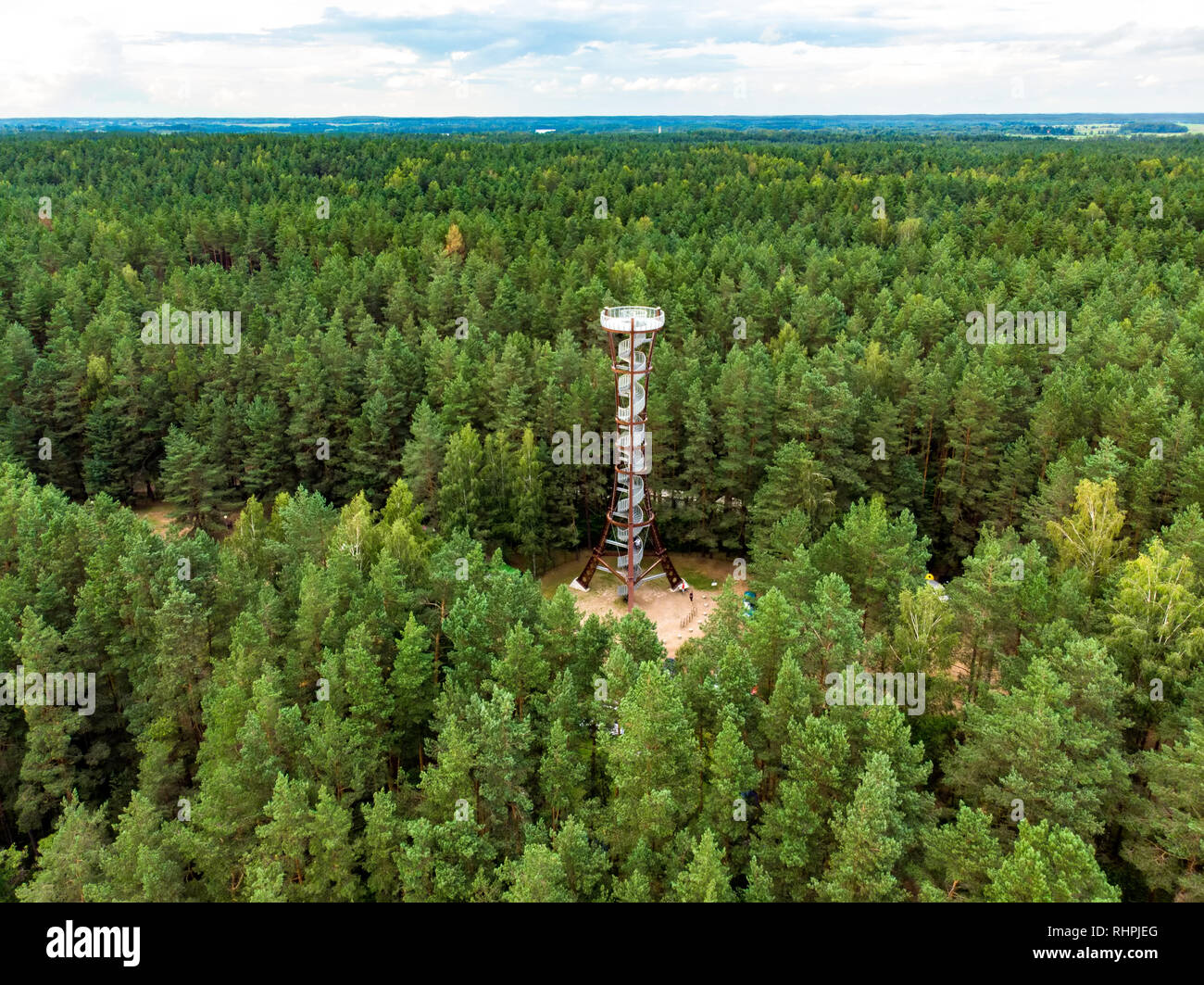 Vista aerea del Labanoras Parco Regionale torre di osservazione, la piu' alta torre di osservazione in Lituania, situato nel distretto di Moletai, Lituania. Foto Stock