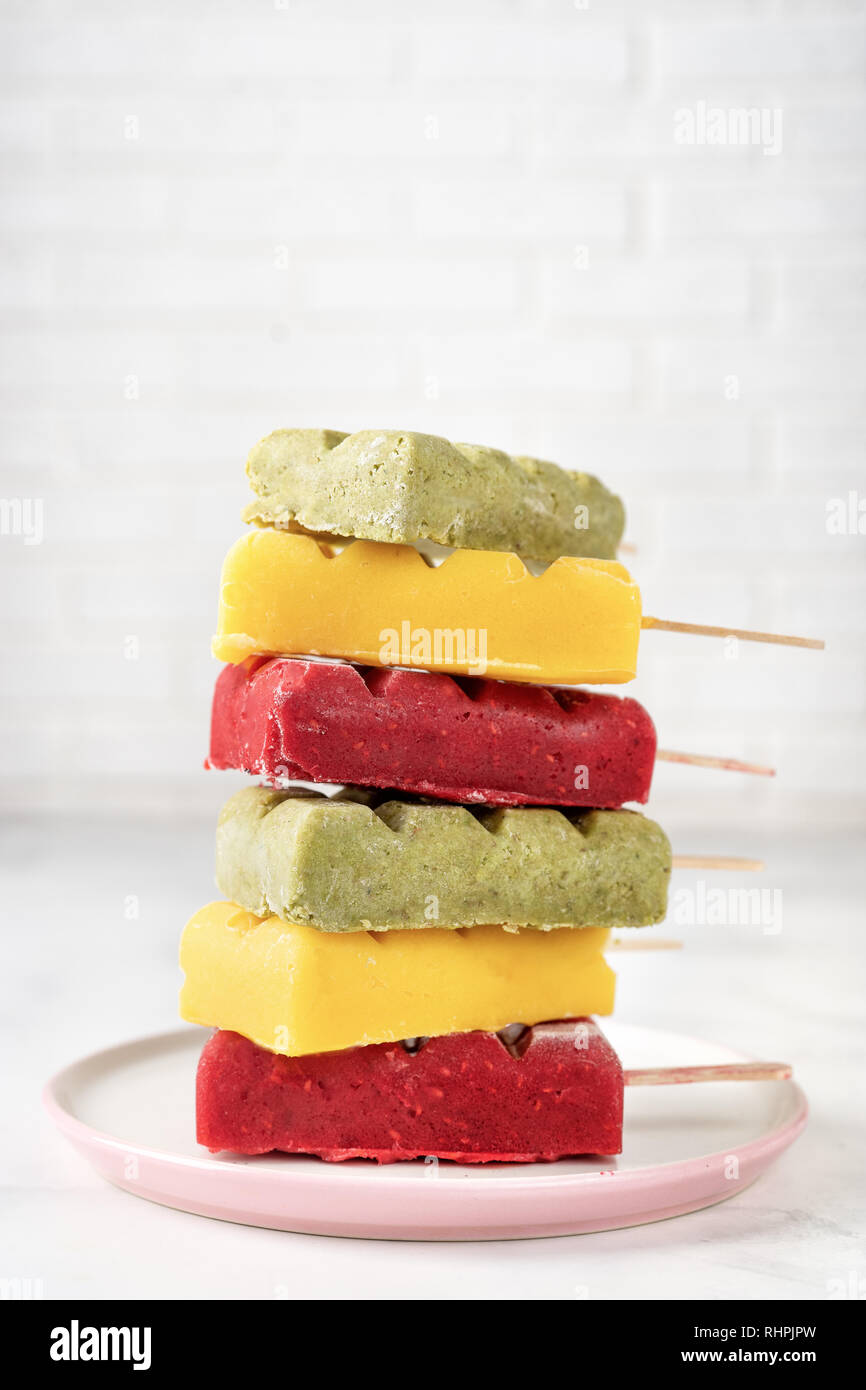 Pila di vegano sorbetto di frutta popsicles su sfondo bianco Foto Stock