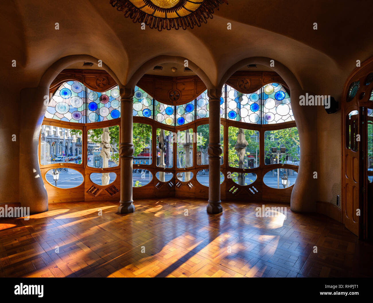 Barcellona, Spagna - CIRCA NEL MAGGIO 2018: interni di Casa Batlló, un famoso edificio nel centro di Barcellona progettato da Antoni Gaudi. Vista la nobile F Foto Stock