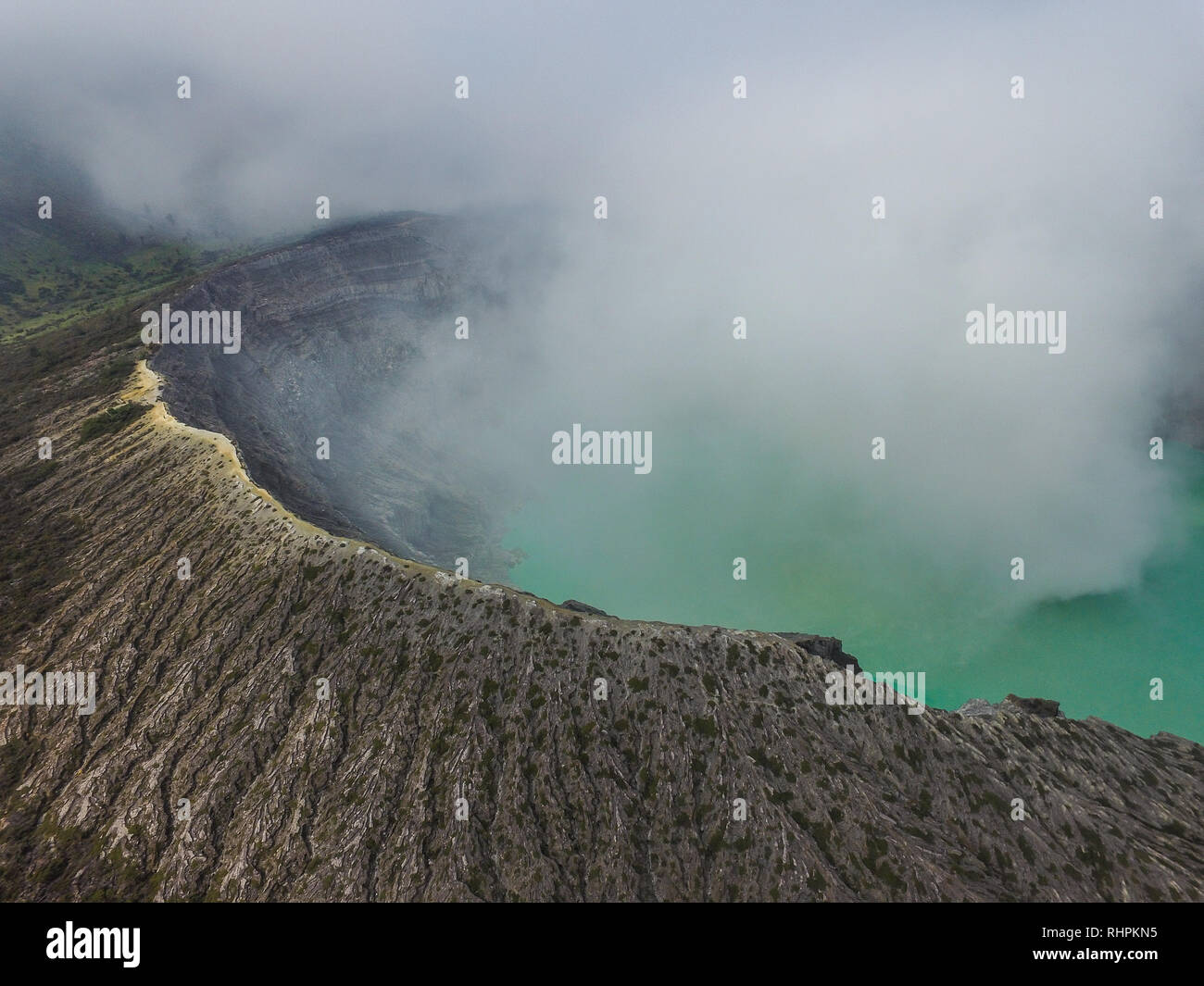 Il paesaggio unico alla sommità del vulcano Ijen. Il modello formato da pioggia erosione di acqua sul lato del Kawah Ijen. Foto Stock