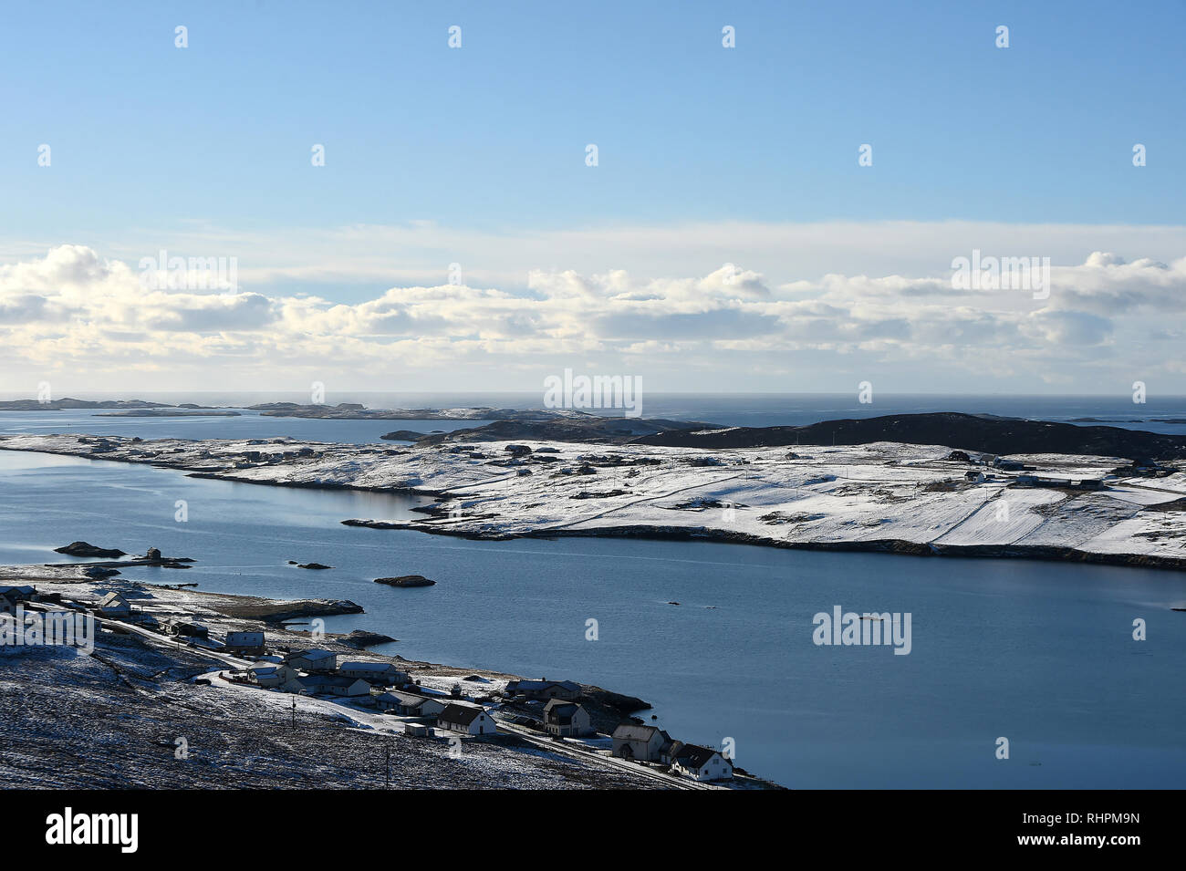 Vista della costa guardando ad est sopra l'isola di Burra, Shetland. Foto Stock