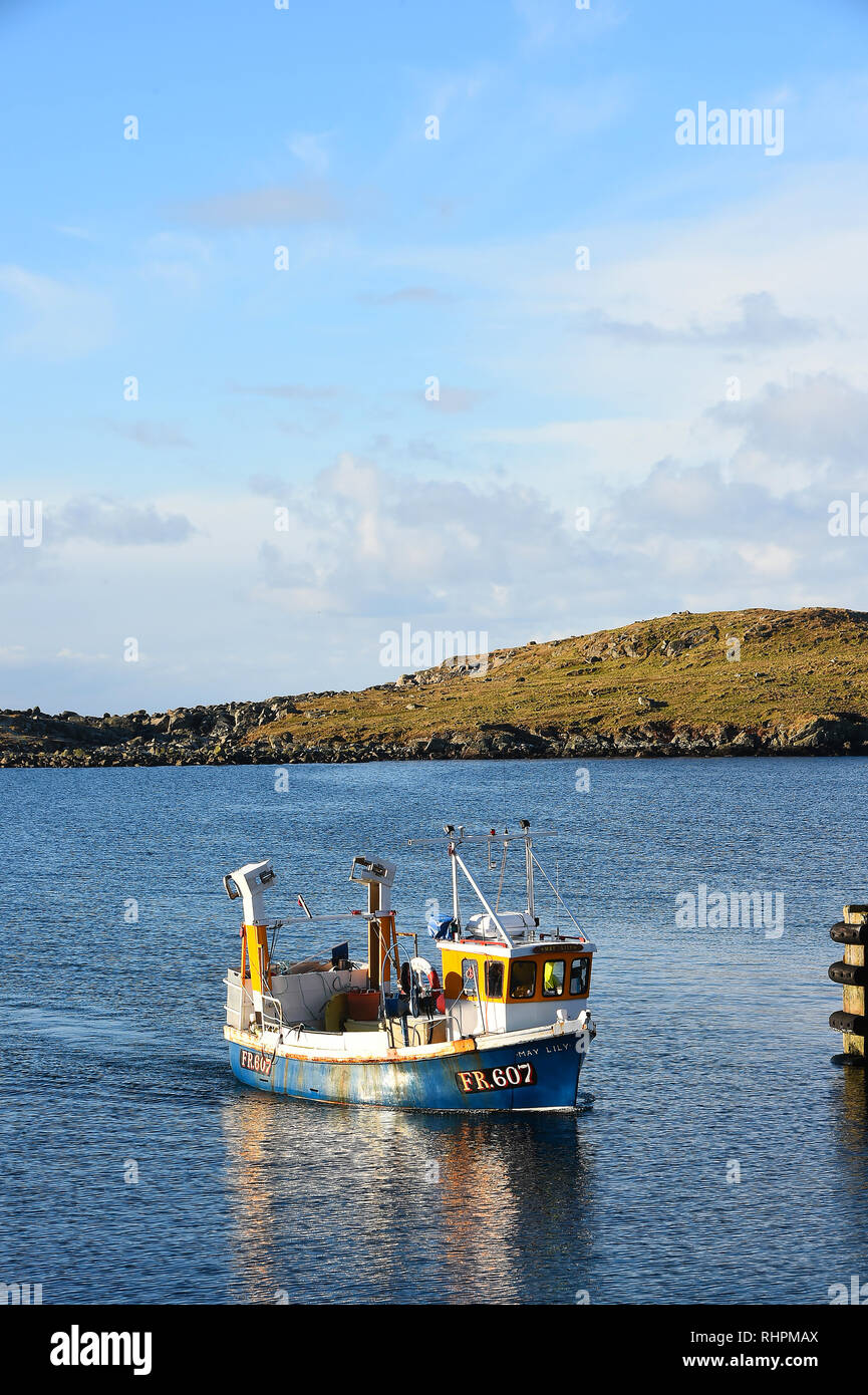 Un piccolo peschereccio al largo della costa di Burra in Shetland Scozia. Foto Stock