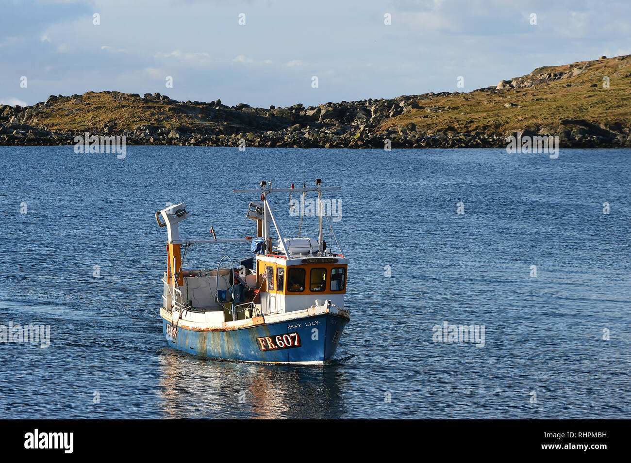 Un piccolo peschereccio al largo della costa di Burra in Shetland Scozia. Foto Stock