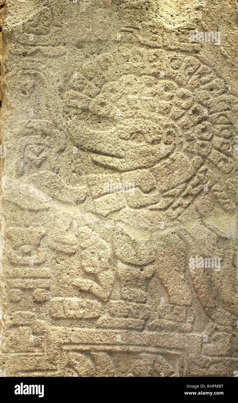 Bassorilievo con intaglio di un dio Maya, pre-colombiana civiltà Maya, Messico, America del Nord Foto Stock