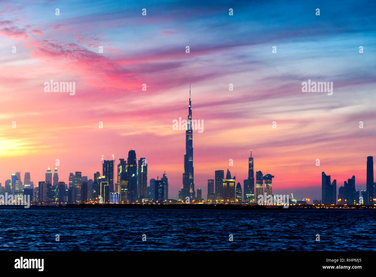 Dubai, Emirati Arabi Uniti - 10 Gennaio 2019: bellissimo tramonto in inverno sopra Dubai panorama landmark view da Dubai Creek Harbour Foto Stock