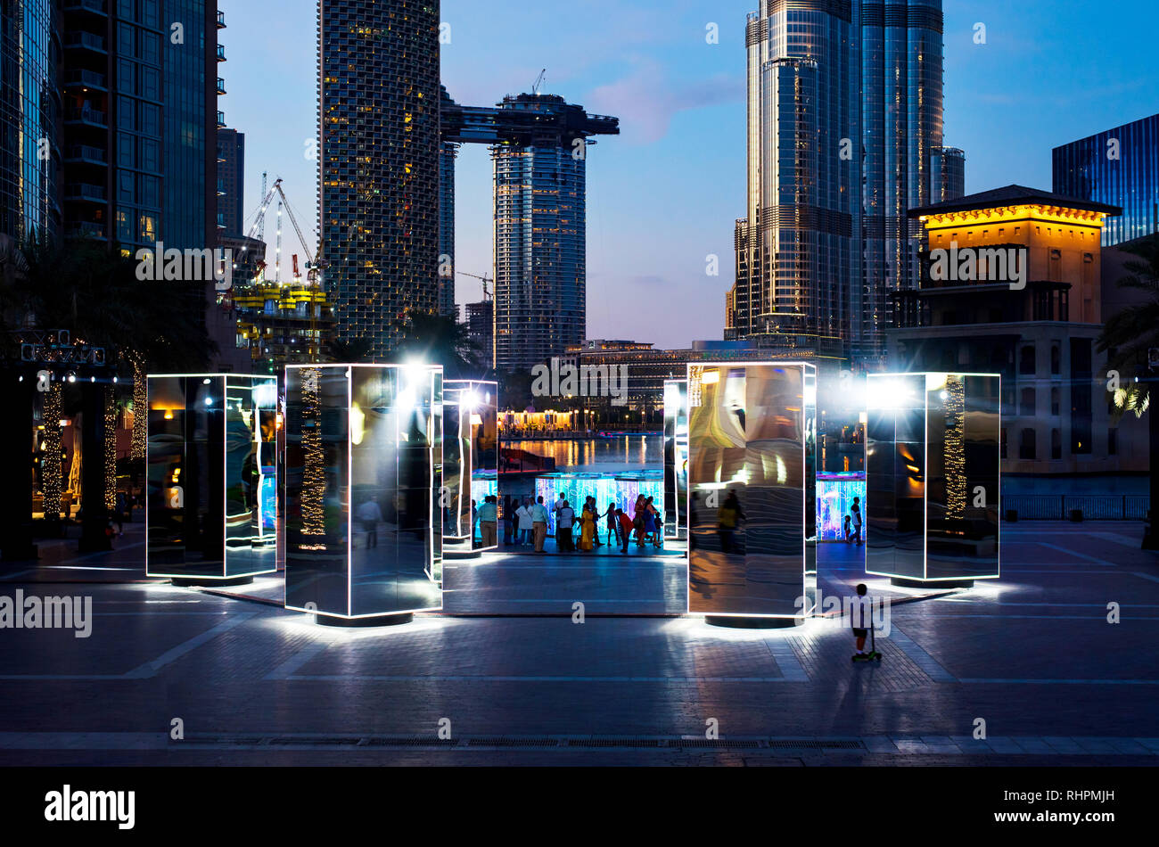 Dubai, Emirati Arabi Uniti - 31 Gennaio 2018: specchio di filatura e la luce installazione d arte in Burj plaza di Downtown Dubai nuova attrazione turistica con Foto Stock