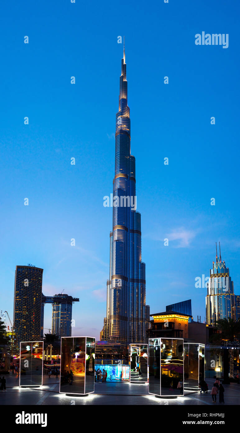 Dubai, Emirati Arabi Uniti - 31 Gennaio 2018: Burj Khalifa e specchi di filatura e la luce installazione d arte in Burj plaza di Downtown Dubai al blue h Foto Stock
