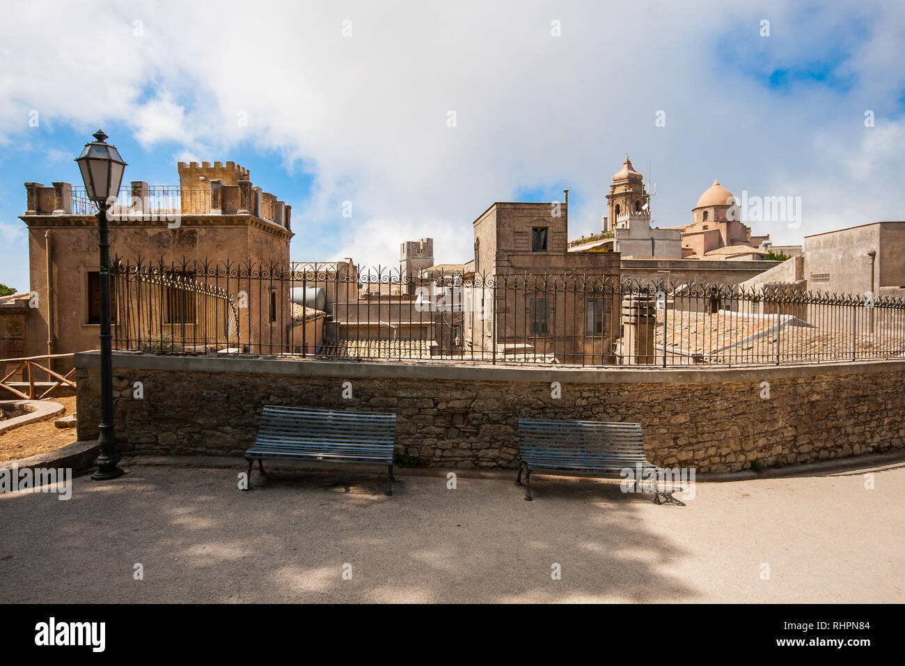 Il greco antico centro storico della cittadina di Erice, la città vecchia di pietra, vicino alla città di Trapani Foto Stock