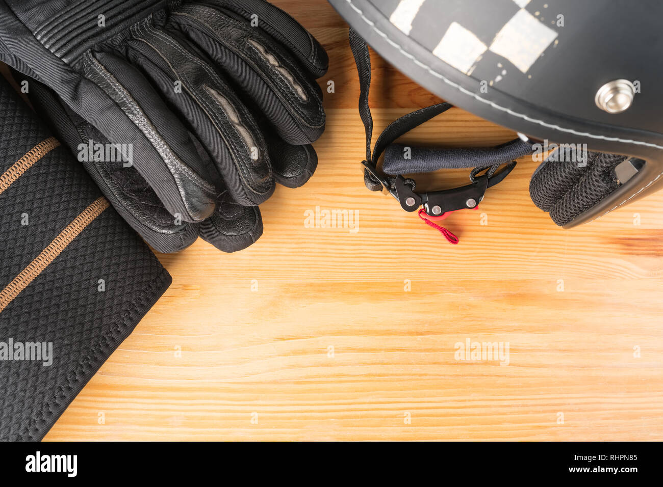 Moto abbigliamento protettivo - casco, guanti e cinghia di rene su uno  sfondo di legno. Lay piatto vista dall'alto. Spazio copia sull'angolo  inferiore destro Foto stock - Alamy