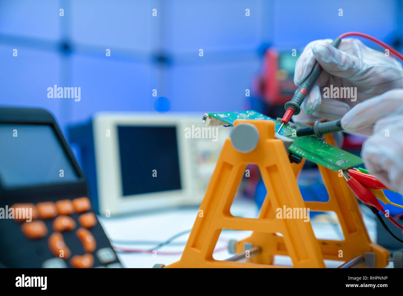 Elettronica di fissaggio scheda a circuito stampato in servizio / banco di lavoro con componenti elettronici degli strumenti di misurazione Foto Stock