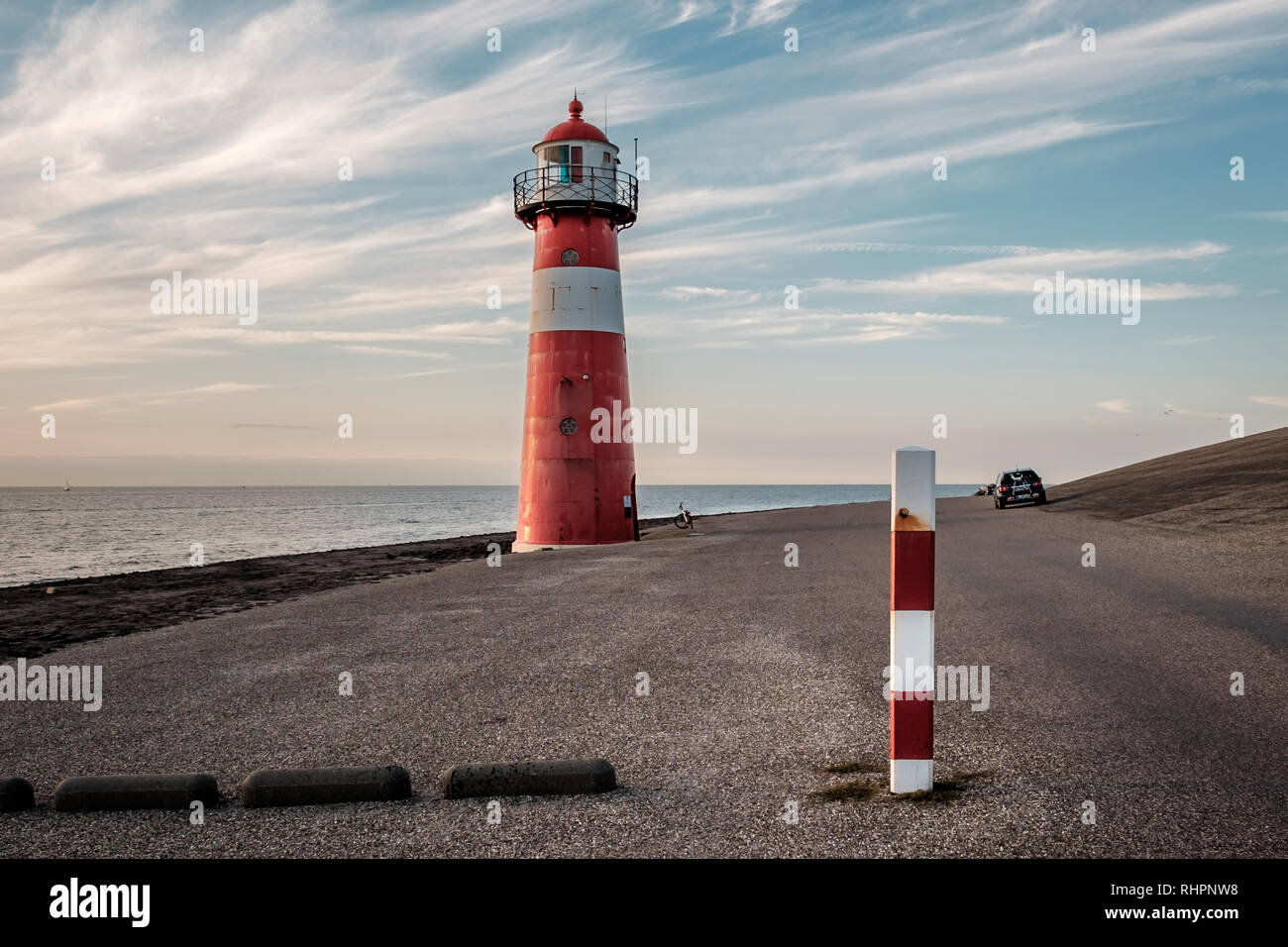 Il bianco e il rosso faro in Westkapelle, Paesi Bassi. Foto Stock