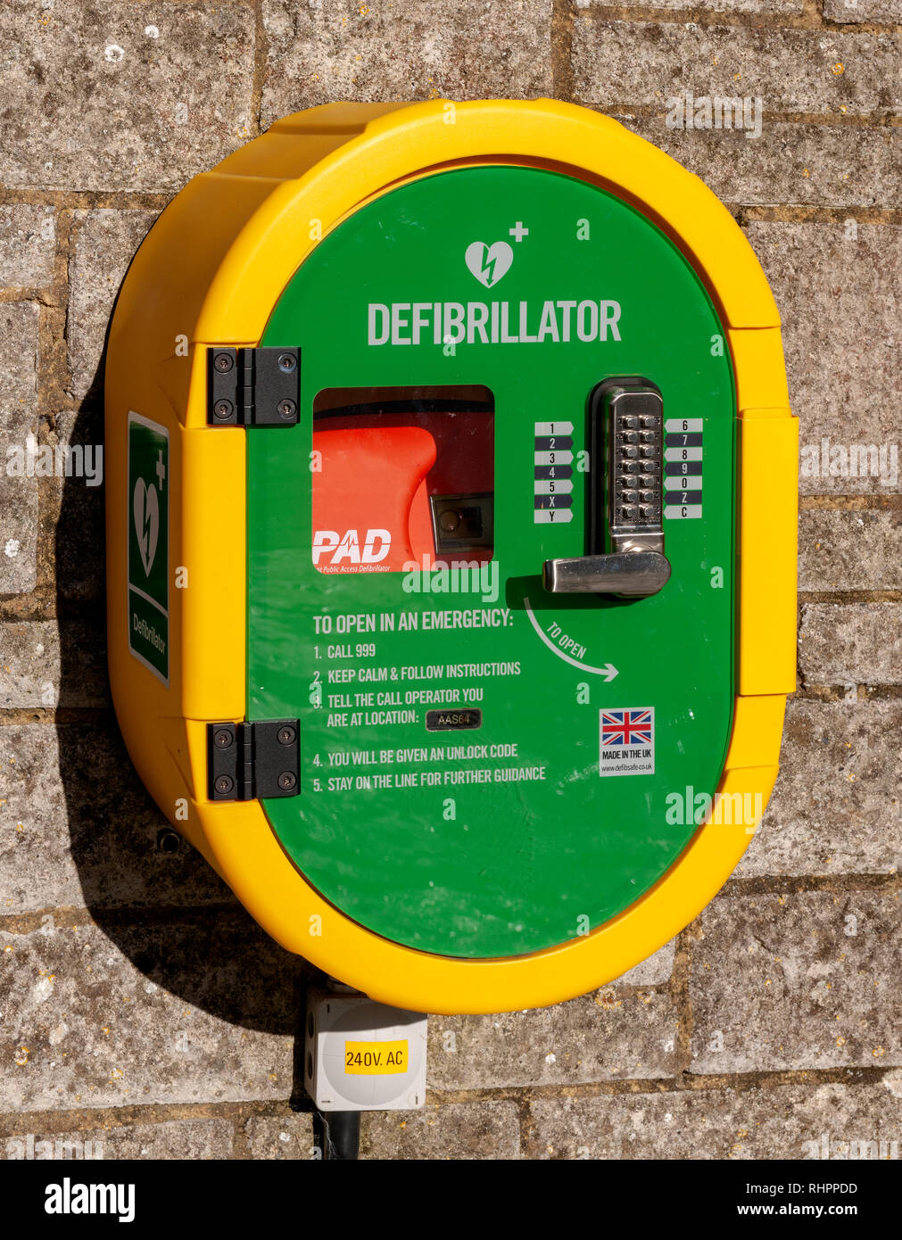 Defibrillatore pubblico in terreni di Santa Maria la Chiesa Parrocchiale, Andover, Hampshire, Inghilterra, Regno Unito Foto Stock