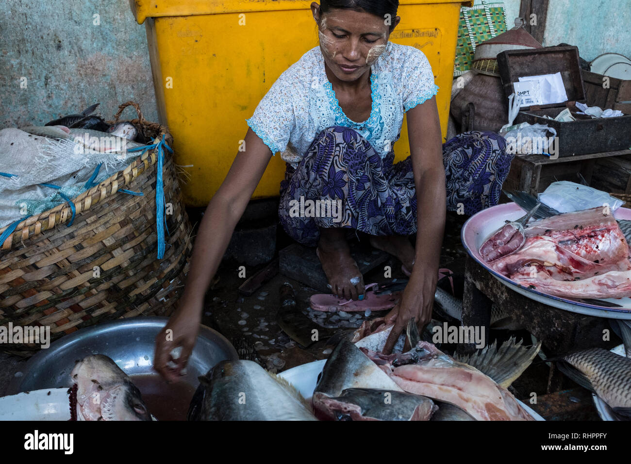 Bagan, Myanmar - 28 Settembre 2016: pescivendolo a Nyaung U market Foto Stock