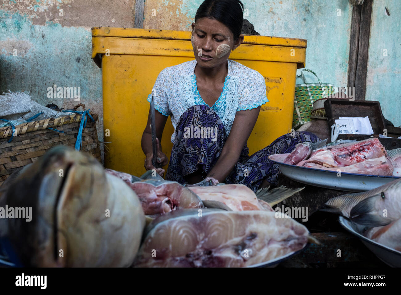 Bagan, Myanmar - 28 Settembre 2016: pescivendolo a Nyaung U market Foto Stock