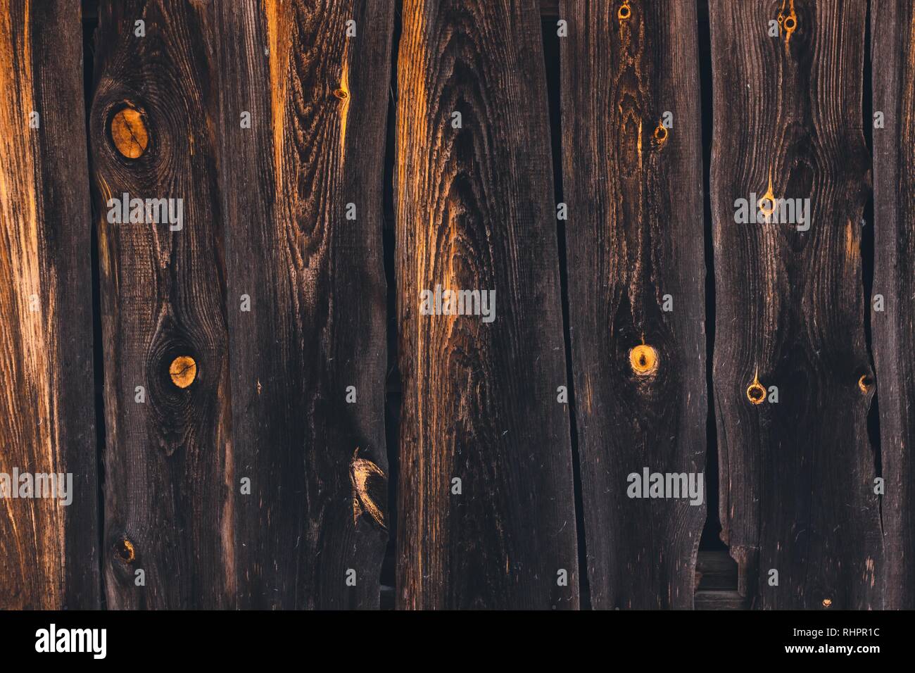 Alcune vecchie schede madri che vengono spinti insieme hanno una sfumatura scura. Sulle schede è possibile vedere chiaramente la consistenza della struttura con macchie di colore arancione sul Foto Stock