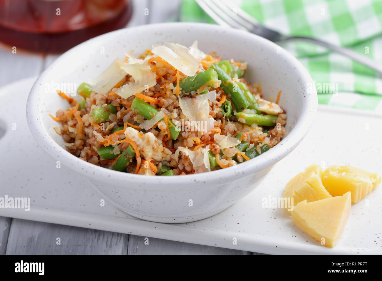 grechetto vegano, nuovo piatto di cucina russa con carote, fagioli di asparagi e parmigiano. Pasto rustico estivo russo Foto Stock