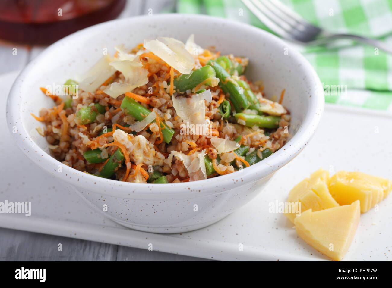 grechetto vegano, nuovo piatto di cucina russa con carote, fagioli di asparagi e parmigiano. Pasto rustico estivo russo Foto Stock