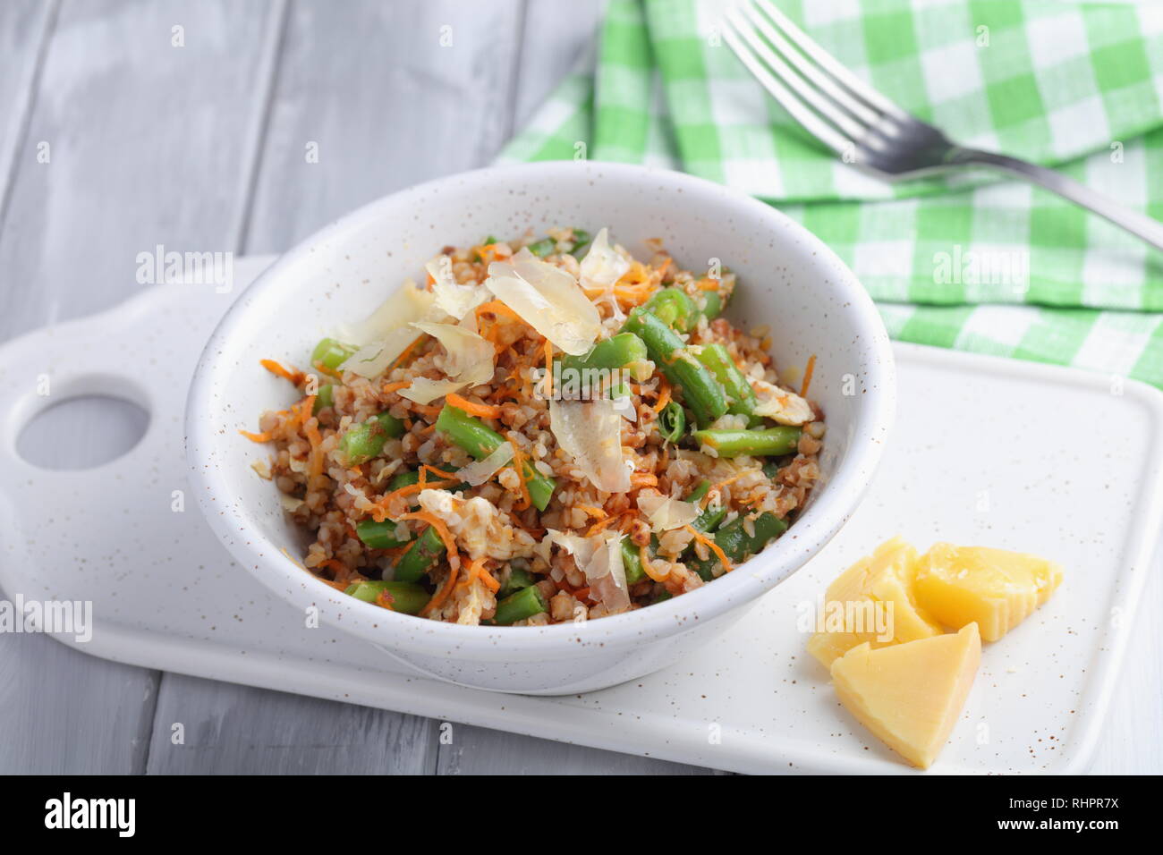 grechetto vegano, nuovo piatto di cucina russa con carote, fagioli di asparagi e parmigiano. Pasto rustico estivo russo Foto Stock