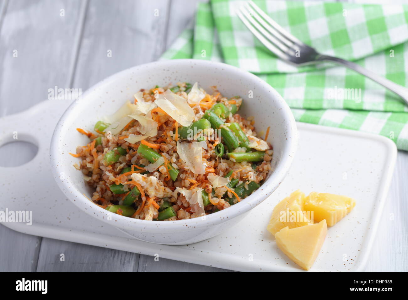 grechetto vegano, nuovo piatto di cucina russa con carote, fagioli di asparagi e parmigiano. Pasto rustico estivo russo Foto Stock
