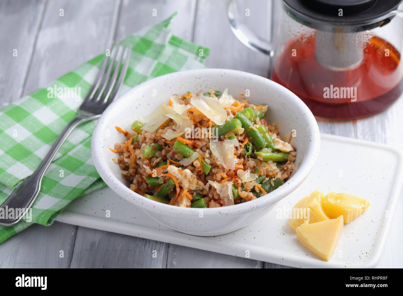 grechetto vegano, nuovo piatto di cucina russa con carote, fagioli di asparagi e parmigiano. Pasto rustico estivo russo Foto Stock