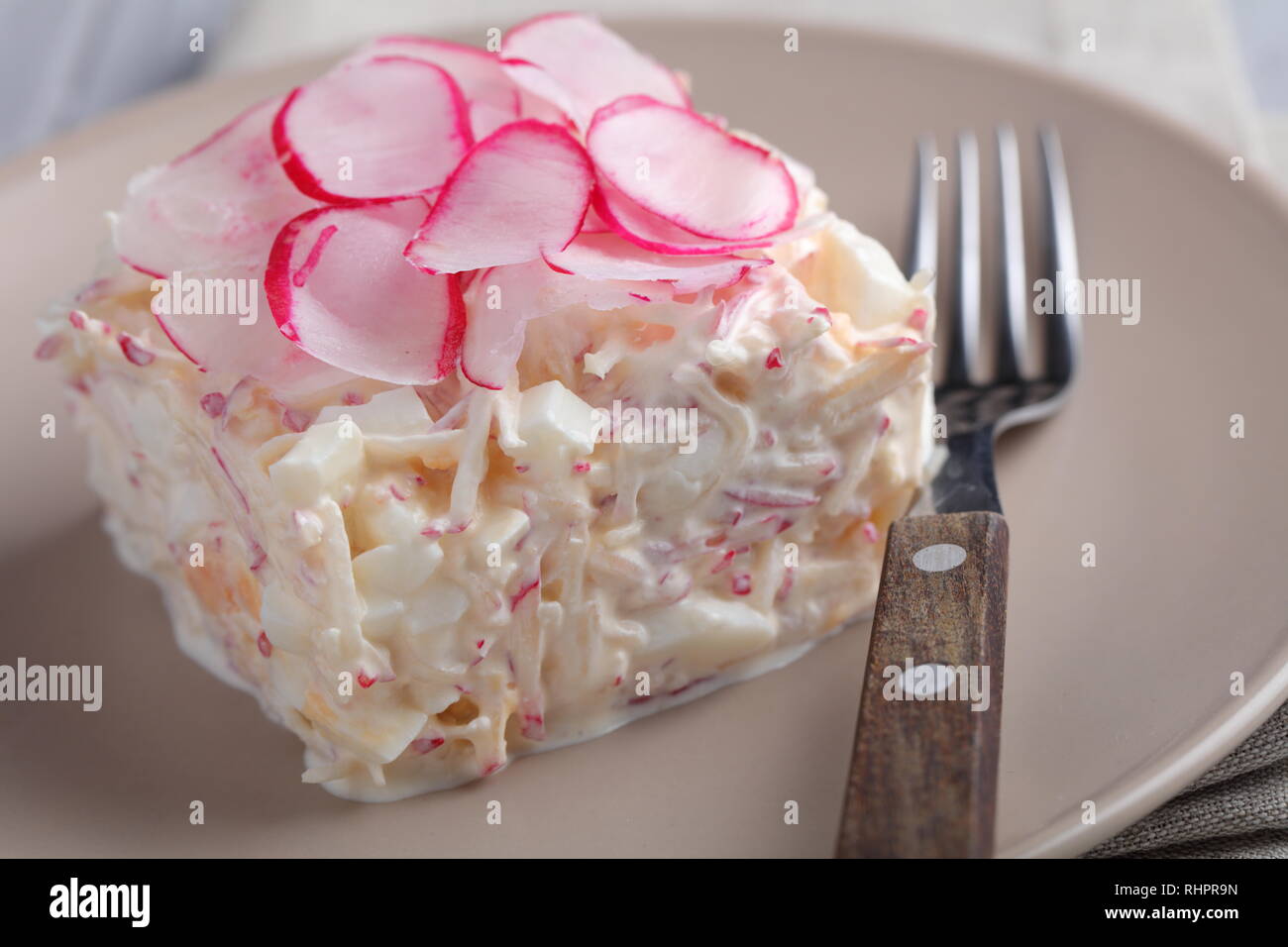 Porzione di molla con insalata di radicchio, uova sode, e panna acida Foto Stock