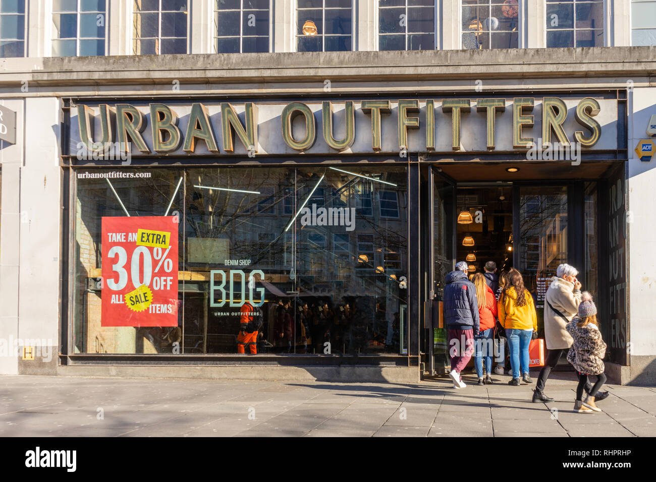 Shoppers immettere un Urban Outfitters store facciata anteriore nella barra sopra Southampton precinct, England, Regno Unito Foto Stock