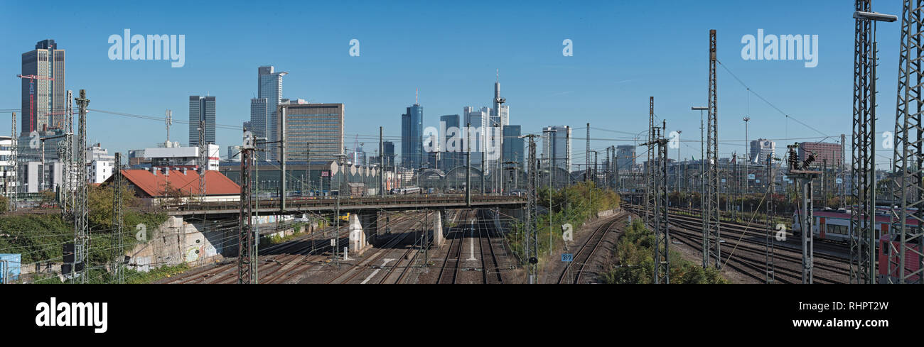 I grattacieli e la ferrovia antenna della stazione principale di Francoforte Foto Stock