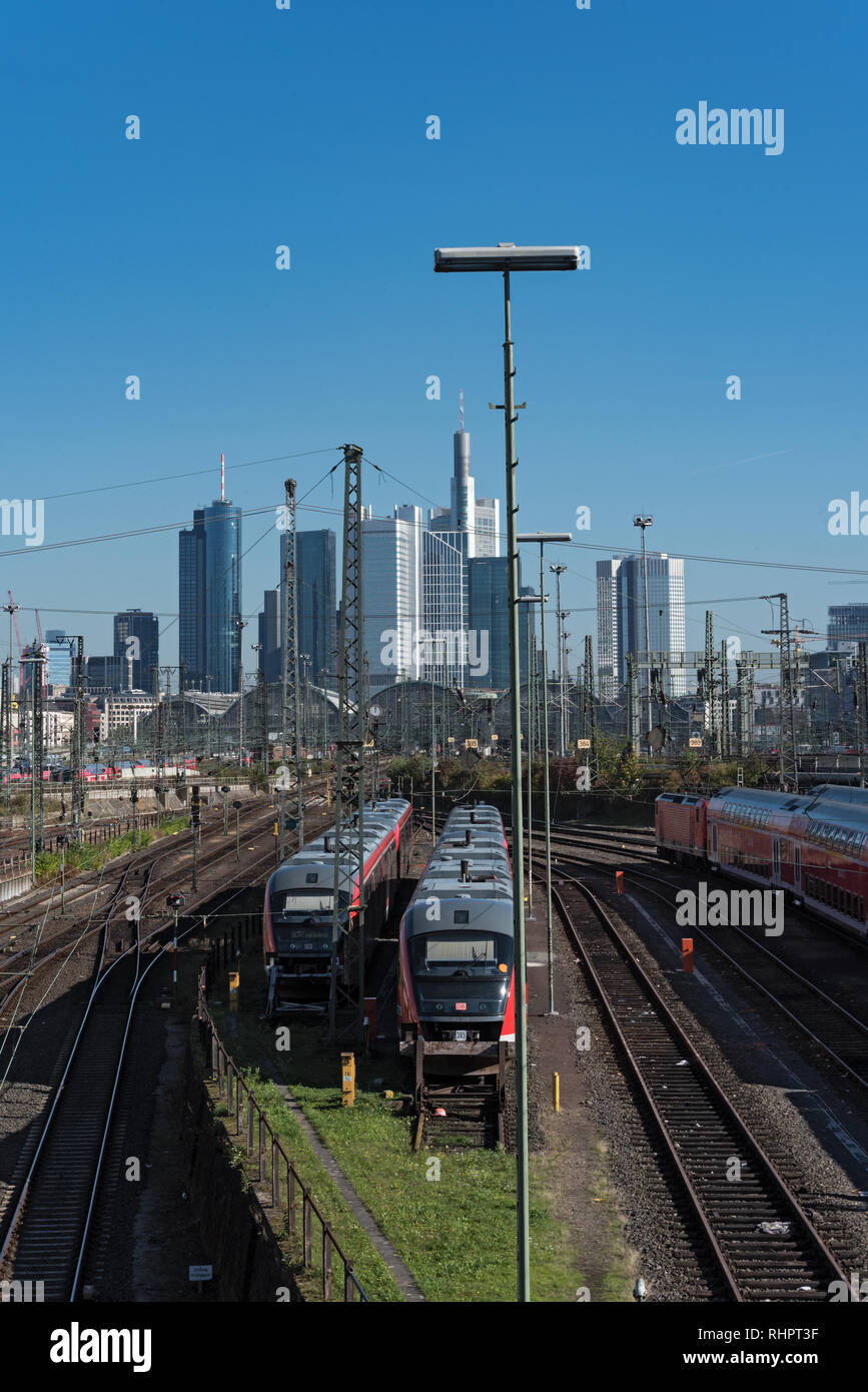 I grattacieli e la ferrovia antenna della stazione principale di Francoforte Foto Stock