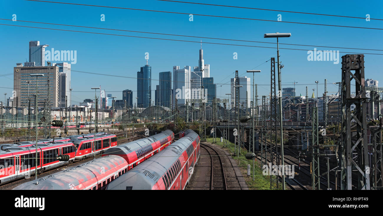 I grattacieli e la ferrovia antenna della stazione principale di Francoforte Foto Stock