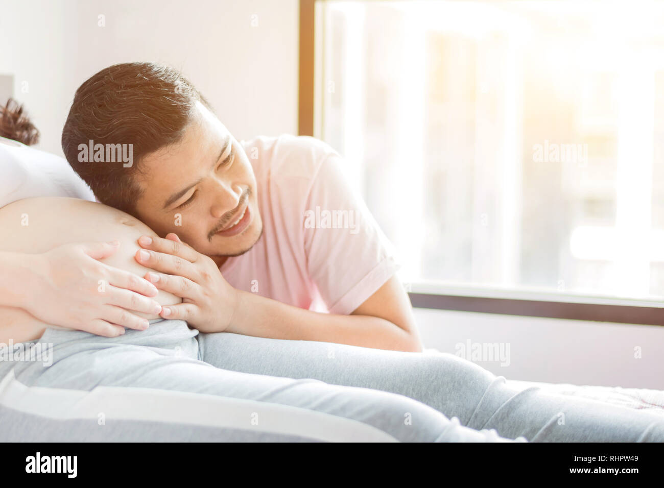 Asian donna incinta con il marito. Festa della mamma e la giornata internazionale delle donne. Sarà la mamma e avente kid. Foto Stock