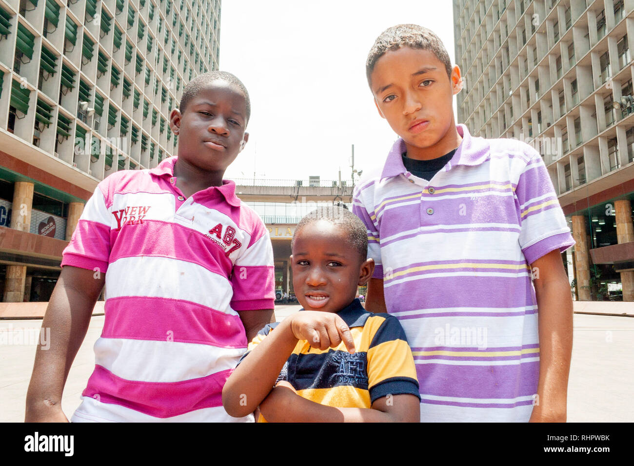 Caracas, capitale Dtto / Venezuela 04/04/2012 .Street Boys in uno dei più famosi Square nel centro cittadino di Caracas.dietro di loro El silencio torri. Foto Stock