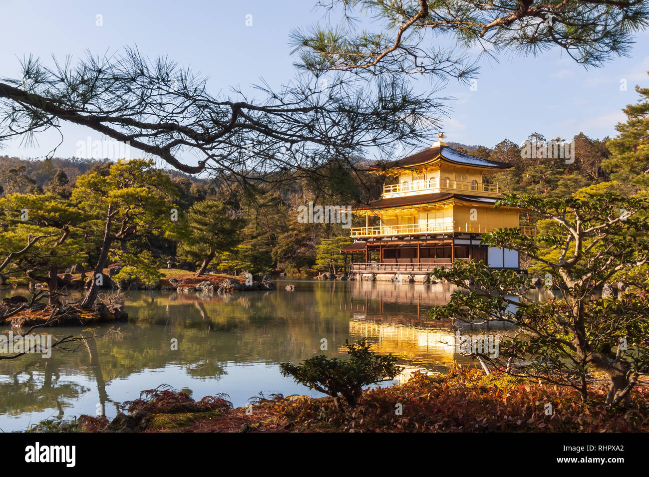Kinkakuji Temple ( Rokuon-ji ) . Il padiglione dorato a Kyoto , Giappone . Vista del paesaggio . Foto Stock
