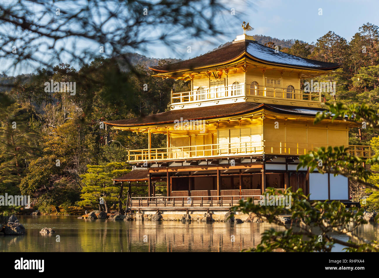 Kinkakuji Temple ( Rokuon-ji ) . Il padiglione dorato a Kyoto , Giappone . Teleobiettivo con vista . Foto Stock