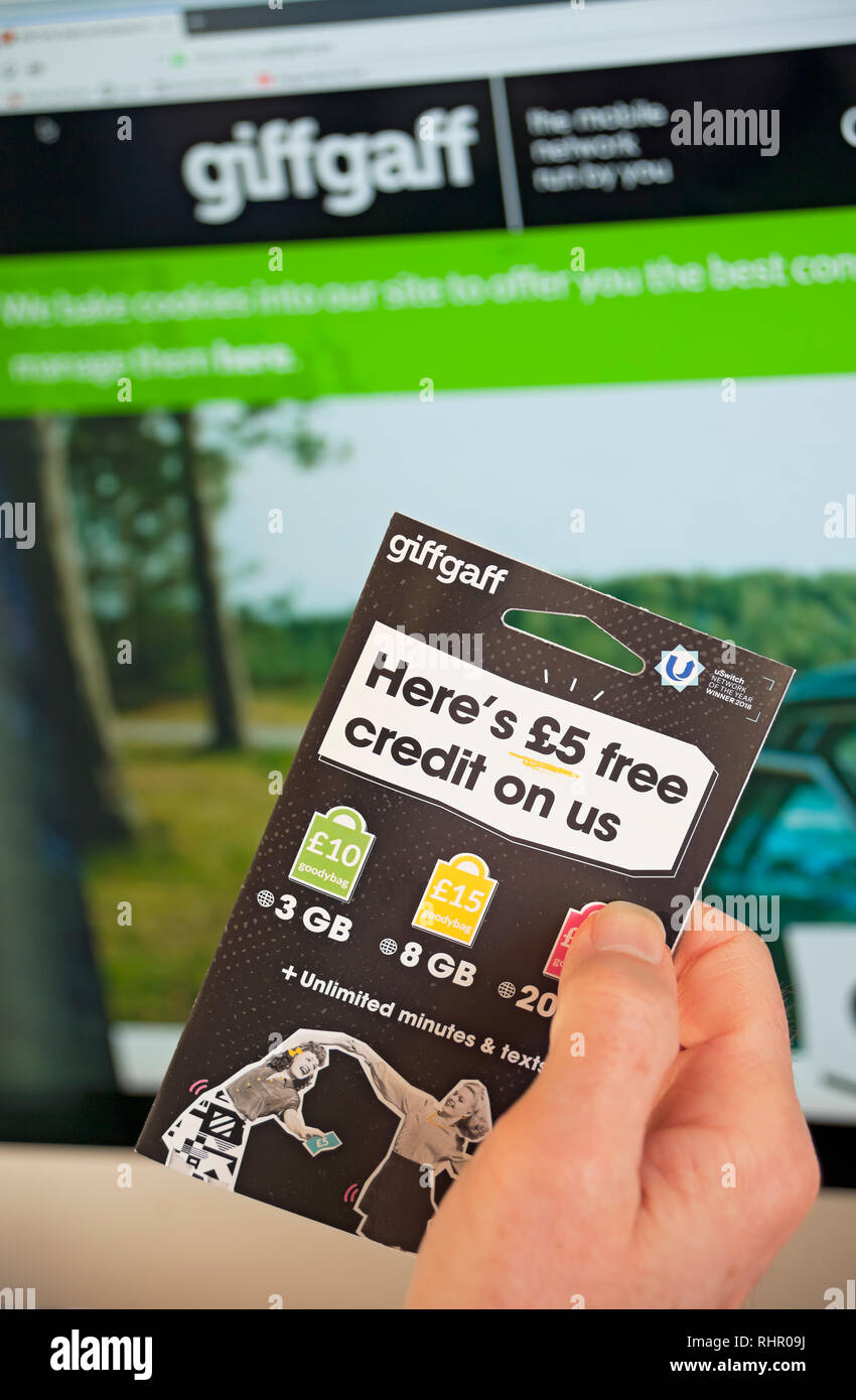 Primo piano di persona che detiene giffgaff volantino Inghilterra Regno Unito GB Gran Bretagna Foto Stock