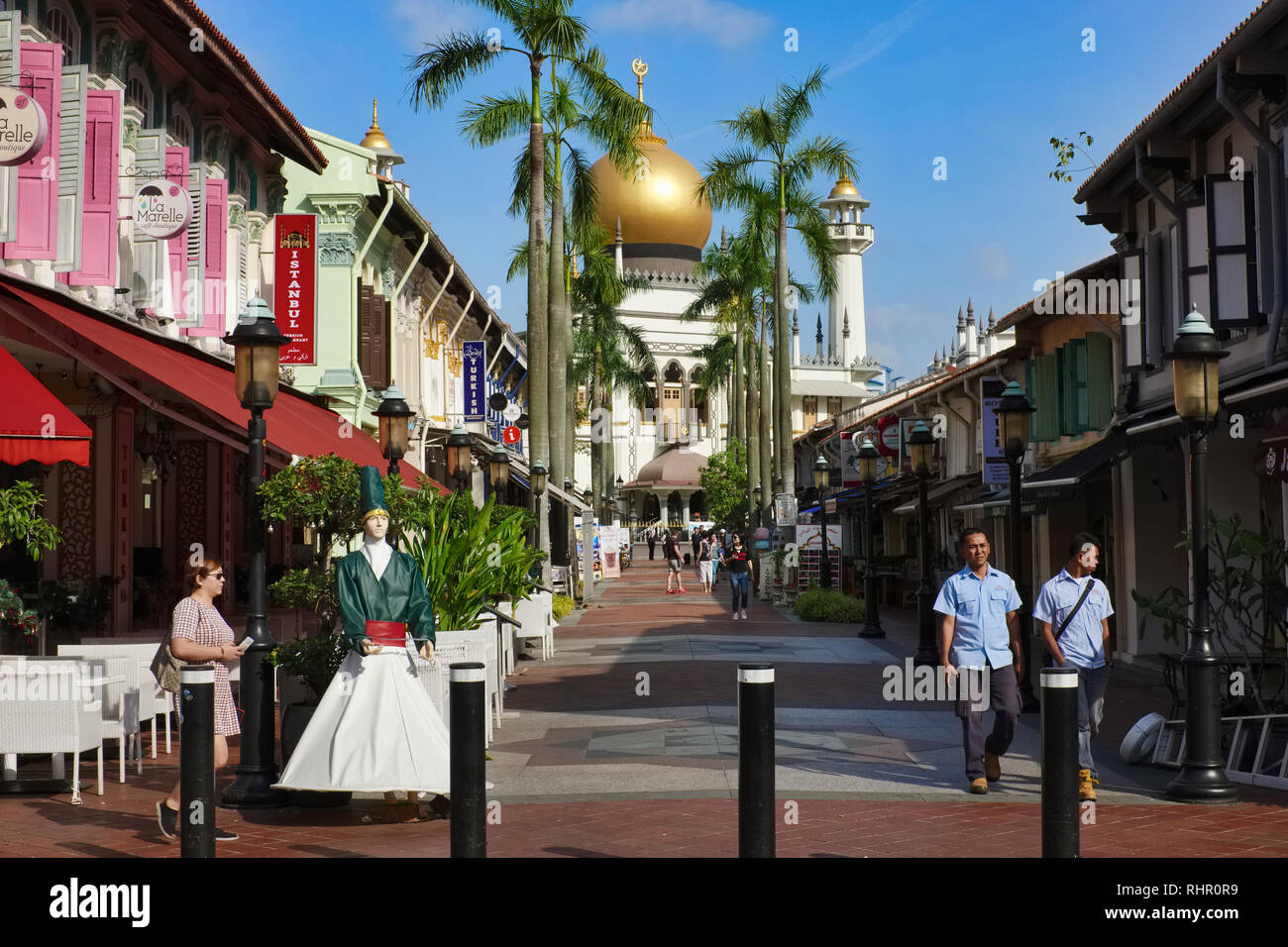 Il Muscat San e Moschea di Sultan Kampong Glam, Singapore; anteriore sinistra: la figura di un derviscio, accattivanti pubblicità per un ristorante turco Foto Stock