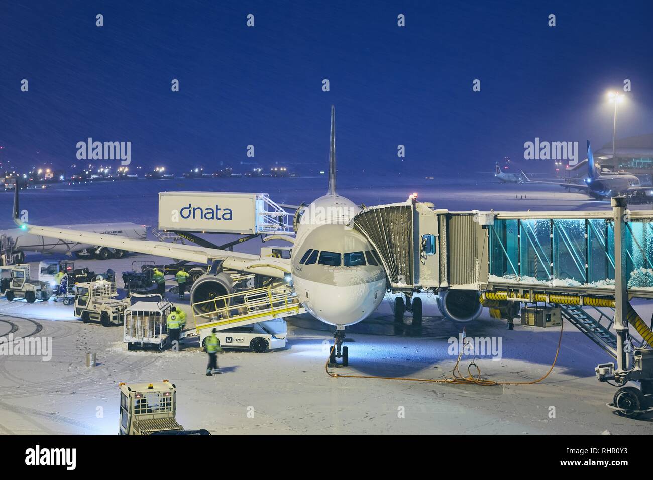 Praga, Repubblica Ceca - 10 Gennaio 2019: Qatar Airways Airbus A320 durante havy nevicava prima del volo da Vaclav Havel aeroporto Praga il 10 gennaio Foto Stock