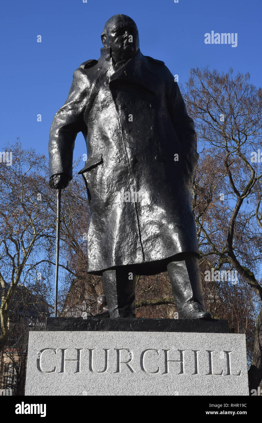 Statura di Sir Winston Churchill,Piazza del Parlamento,London.UK Foto Stock