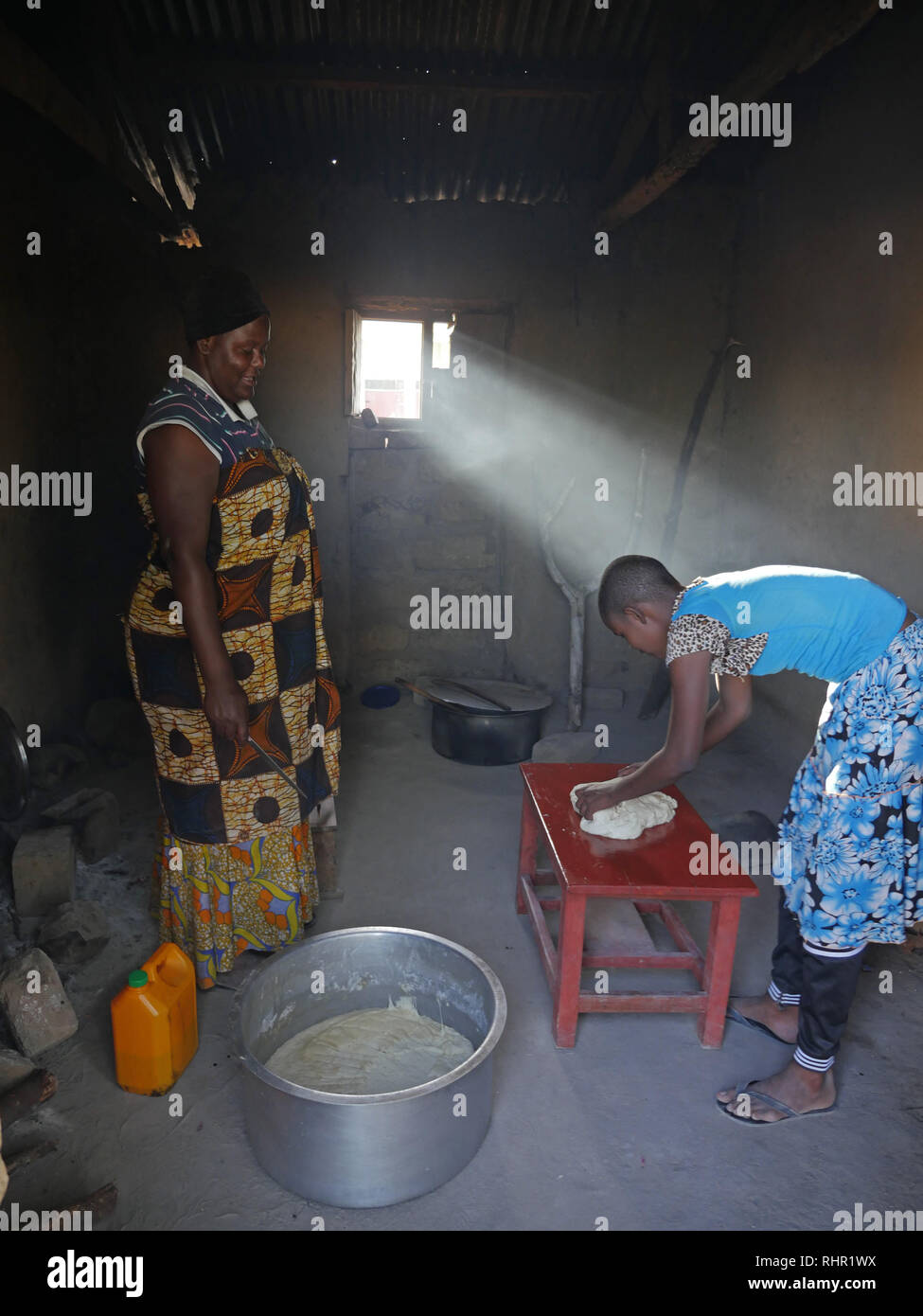TANZANIA - Foto di Sean Sprague 2018 Donna fare il pane, Bukundi. Foto Stock