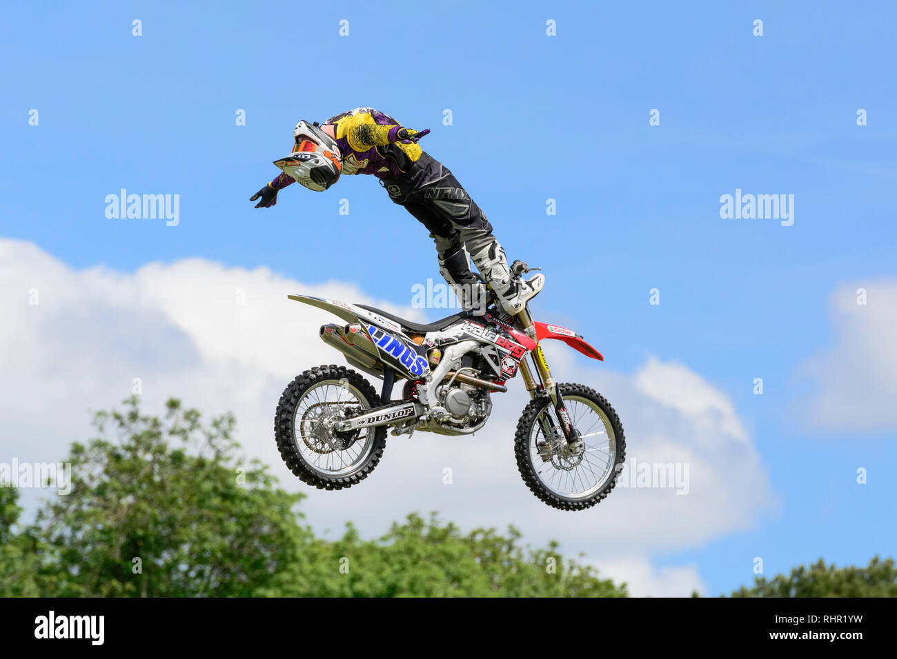 Una moto rider dalla Honda Bold cane Lings Freestyle Motocross Team Display esegue acrobazie aeree a Wilton House Classic & Supercar Show 2015 Foto Stock