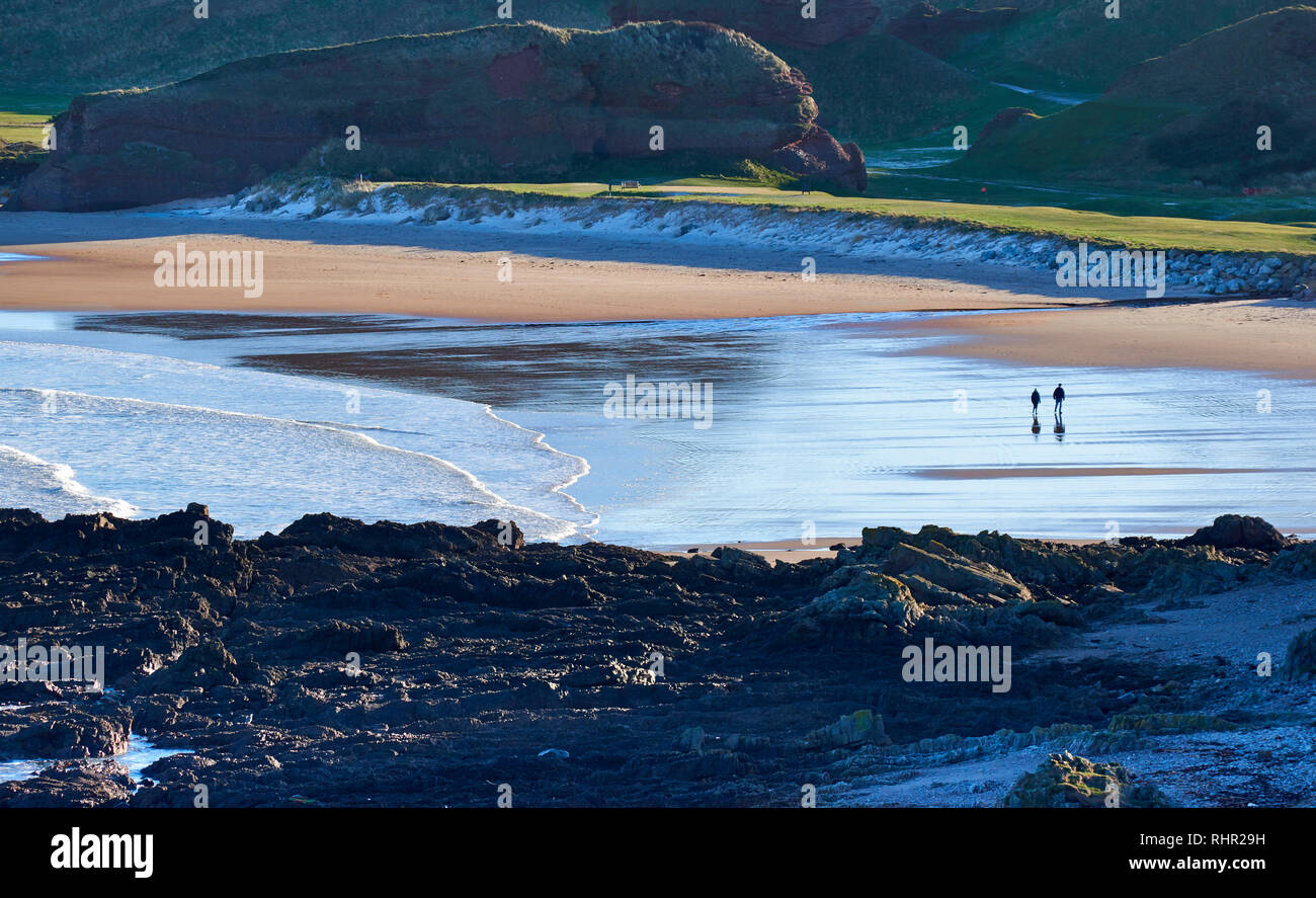 CULLEN Bay sulla costa di Moray Scozia giornata invernale con la neve sulle rocce e il campo da golf e delle passeggiate sulla spiaggia Foto Stock