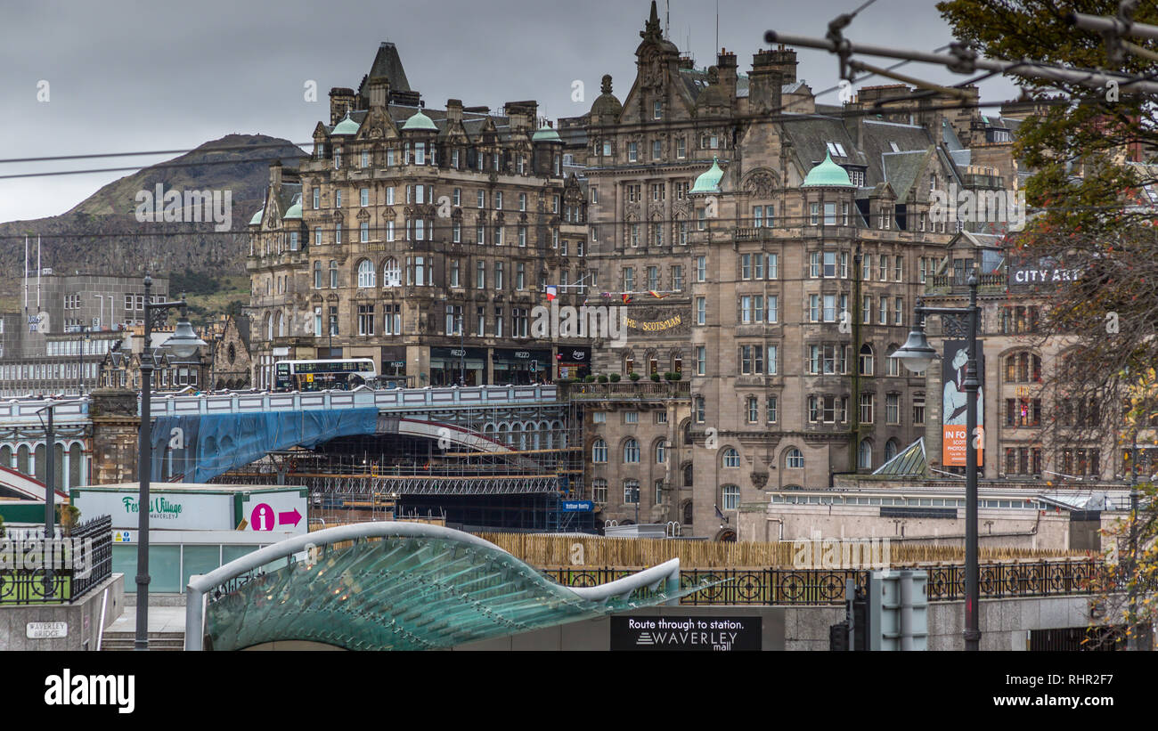 Ingresso al centro commerciale della stazione di Waverley e la struttura in ferro e acciaio a tre campate del North Bridge si trovano a cavallo della famosa e vivace Waverley Railway di Edimburgo Foto Stock