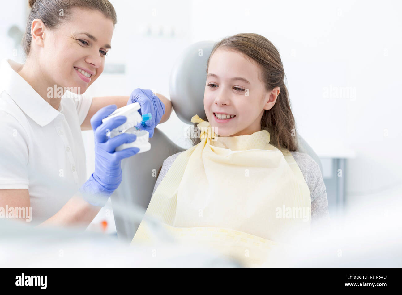 Ragazza cerca paziente al dentista protesi di spazzolatura in cliniche Foto Stock