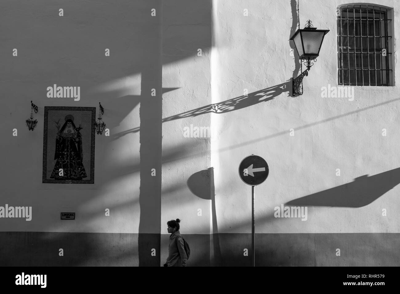 Scena di strada icona della Chiesa la pittura di figura religiosa in gesso  bianco pareti base grigio marciapiede segno direzionale lanterna ferro  finestra sbarrata ombre Foto stock - Alamy