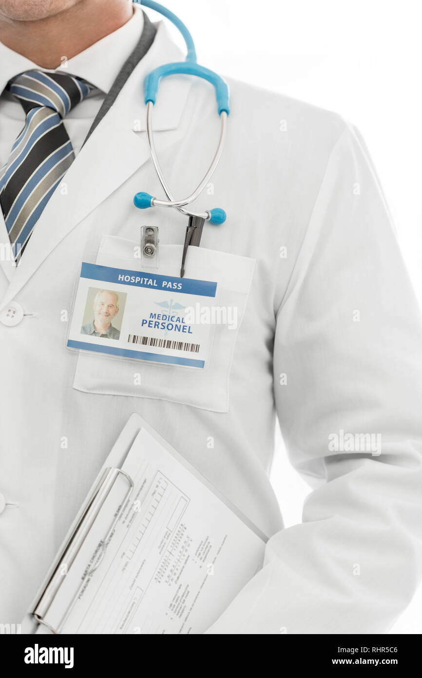 Sezione mediana di dottore in labcoat con carta di identità azienda appunti alla clinica Foto Stock